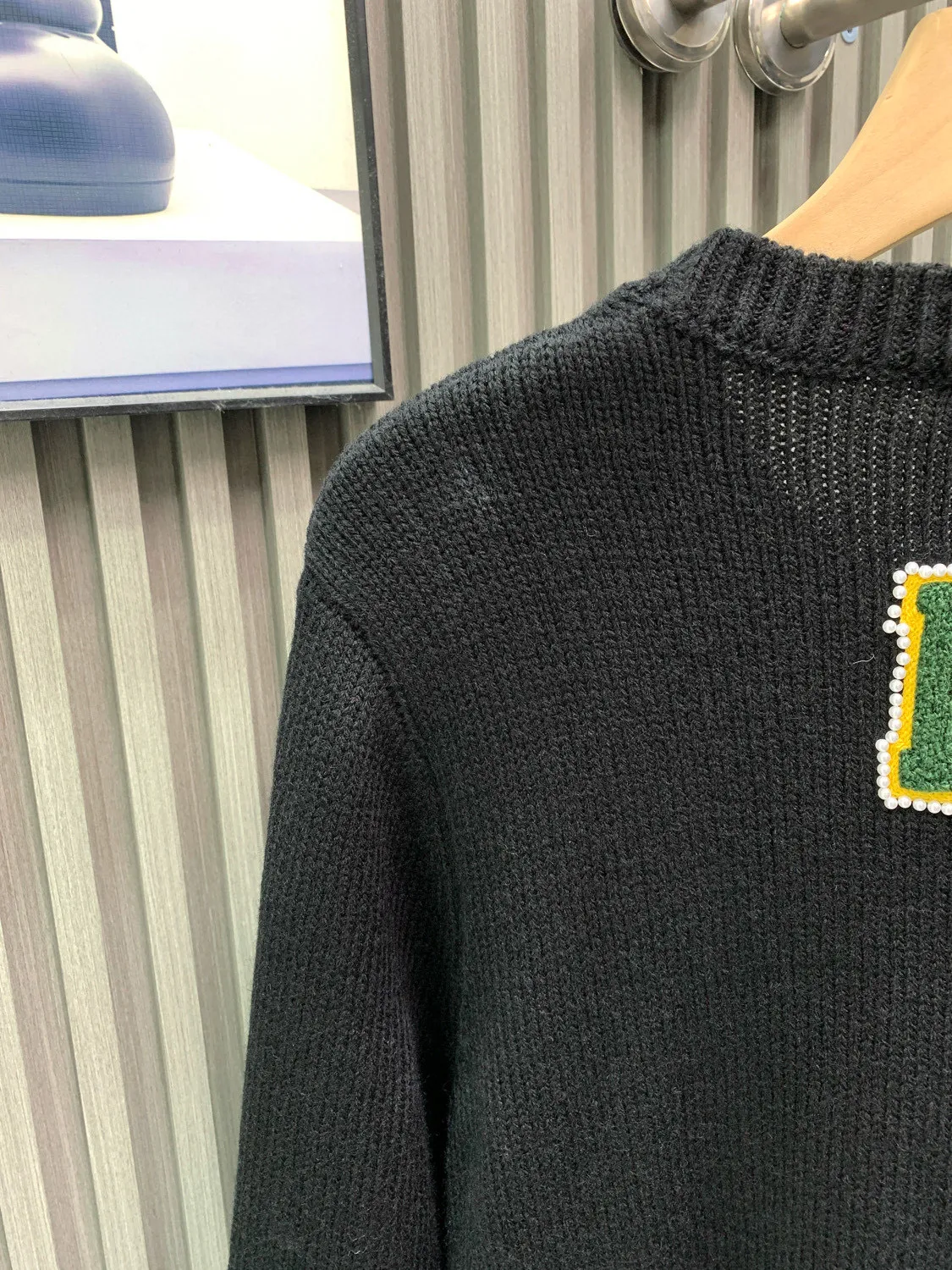 🅿️420 🀄️ Louis Vuitton's 2025 autumn and winter new knitted pullover. It is equipped with heavy-duty high-end personalized LOGO embroidery technology. The logo is surrounded by a circle of pearls. It is handmade. Unique design and meticulous workmanship. Perfect high-end customization. Made of 60% wool blended wool. The ribs are 26/2 1*1 stretch ribs. The fabric is dyed in the same vat. It feels very comfortable. The version design is avant-garde and fashionable. It adopts double waistcoat method. Stylish upper body, three-dimensional upper body, exquisite stitching, fine workmanship, very textured, same style as Internet celebrity stars, collar label, hang tag, wash mark, exclusive packaging bag, complete with three labels